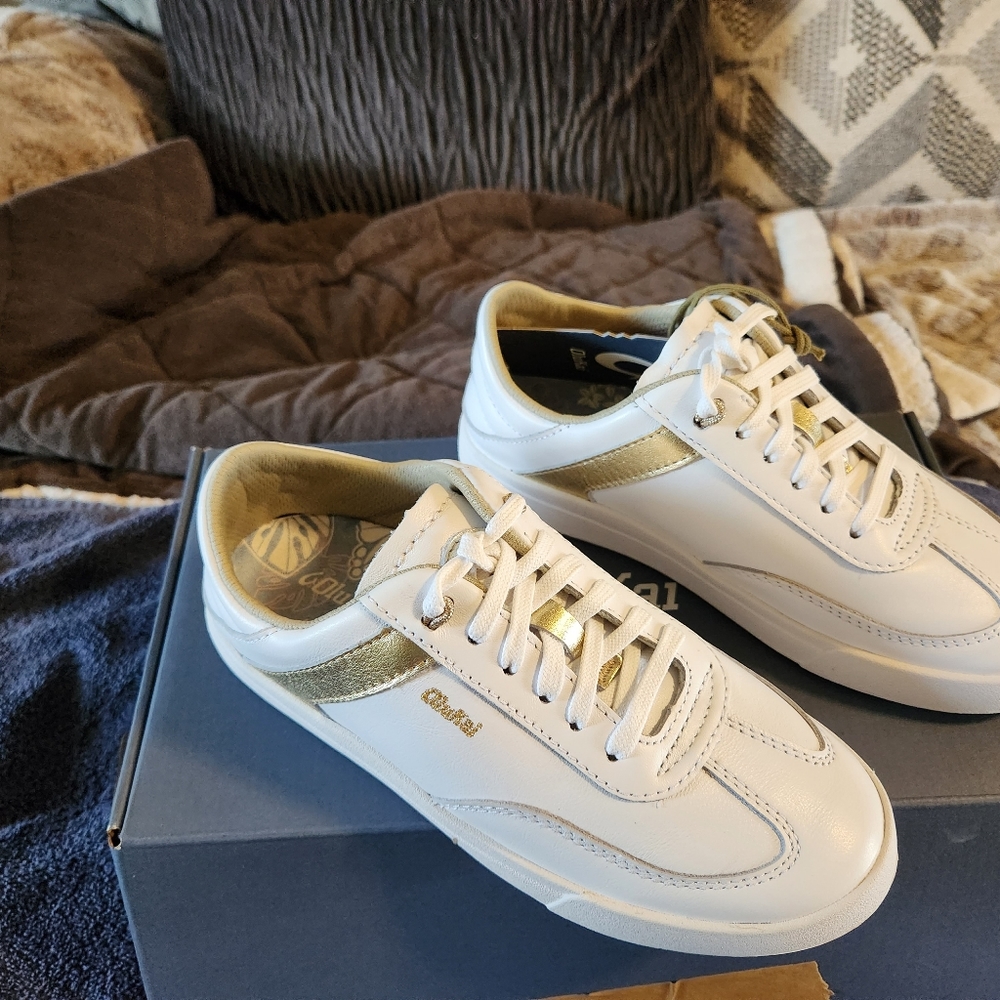 Olukai size 5 white